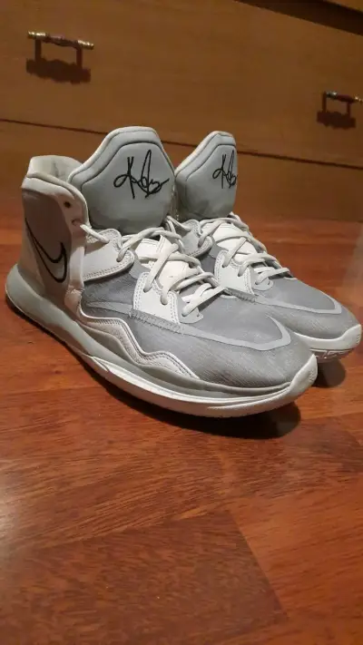Zapatillas deportivas Nike kyrie grises - miniatura 1