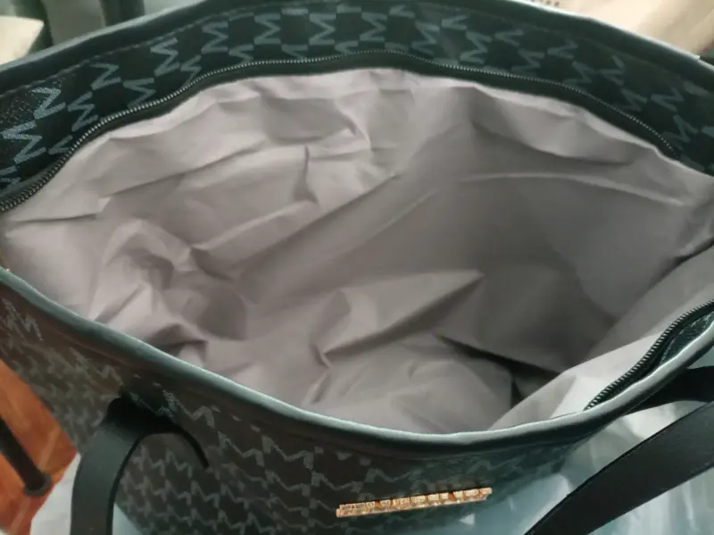 Bolso tote negro con diseño de letras - 2