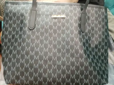 Bolso tote negro con diseño de letras - miniatura 3