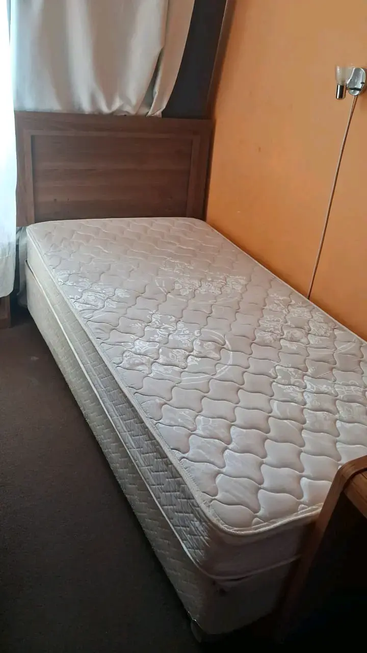 Cama individual con colchón en buen estado - 1