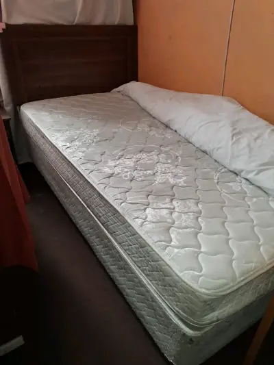 Cama individual con colchón en buen estado - miniatura 2