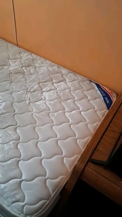 Cama individual con colchón en buen estado - miniatura 6