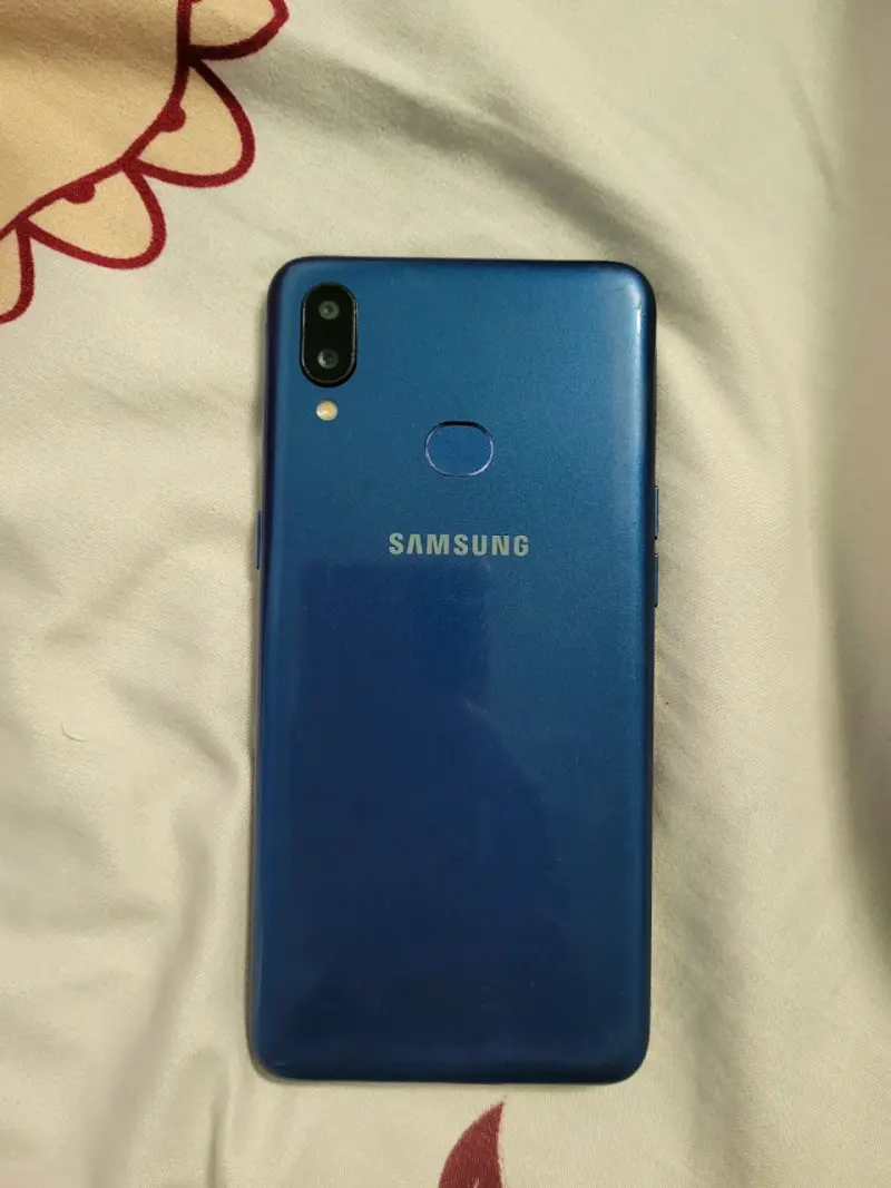 Smartphone Samsung Galaxy A10s azul en buen estado - 3