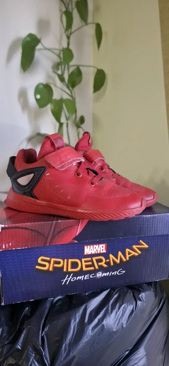 Zapatillas rojas de Spider-Man para niños