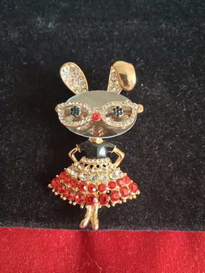 Broche  fantasía con diseño de conejo y cristales - miniatura 1
