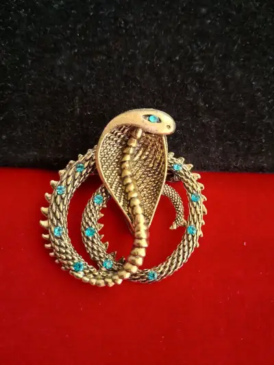 Broche  fantasía con diseño de conejo y cristales - miniatura 5