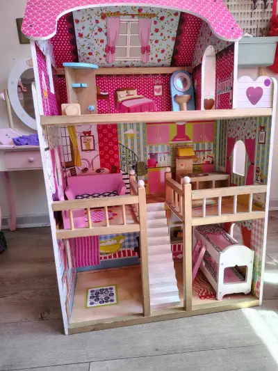 Casa de muñecas de madera con decoración colorida - miniatura 1