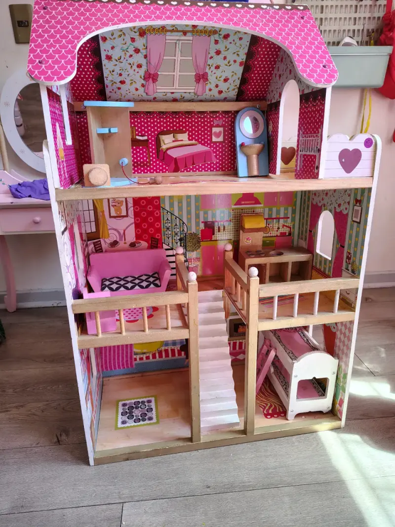 Casa de muñecas de madera con decoración colorida - 2