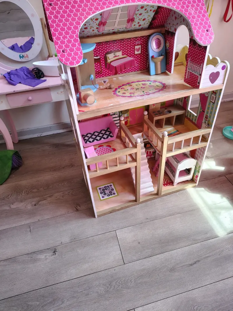 Casa de muñecas de madera con decoración colorida - 3