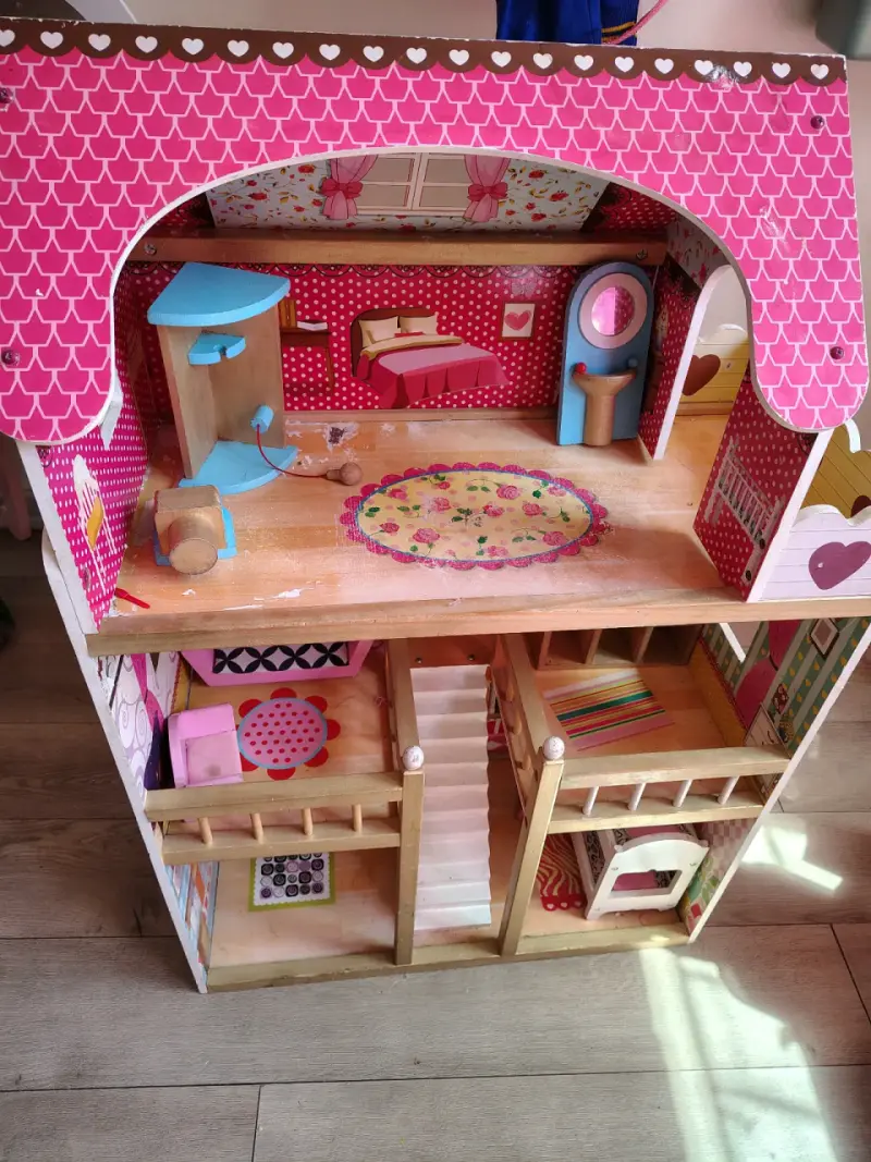 Casa de muñecas de madera con decoración colorida - 4