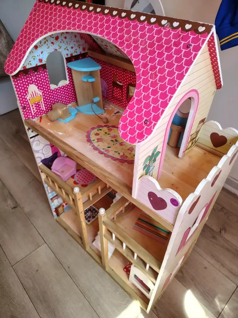 Casa de muñecas de madera con decoración colorida - 5