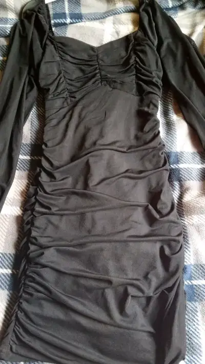 Vestido negro ajustado con fruncidos - miniatura 1