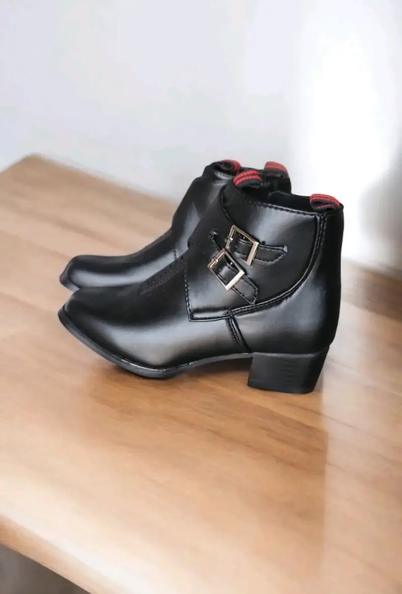 Botines negros de huaso con hebillas