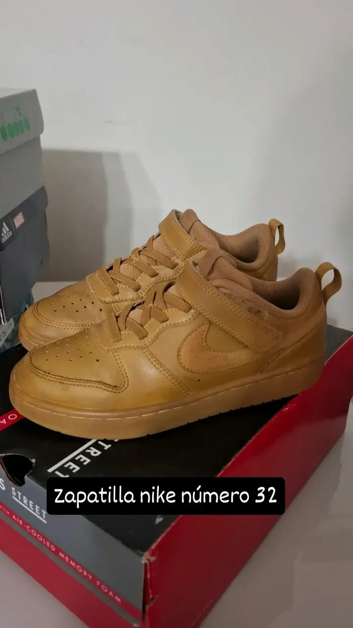 Zapatillas Nike para niños color marrón talla 32