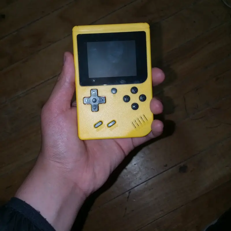 Consola portátil retro amarilla con juegos - 1