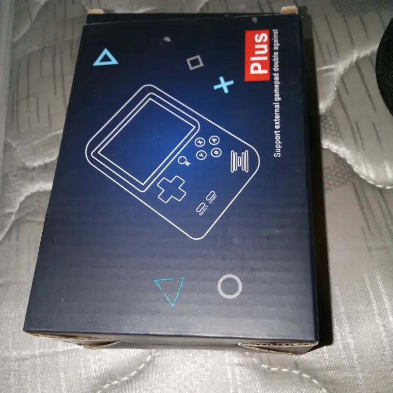 Consola portátil retro amarilla con juegos - 2