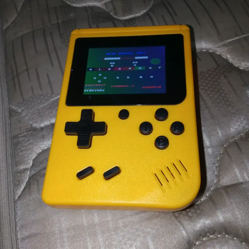 Consola portátil retro amarilla con juegos - 3