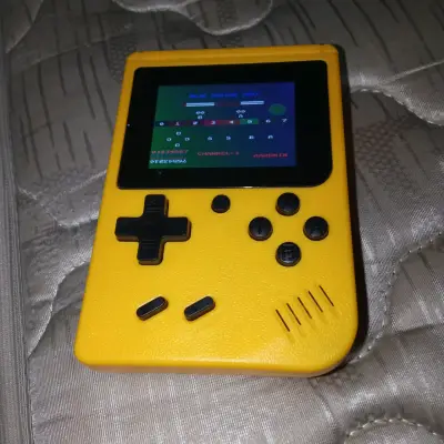 Consola portátil retro amarilla con juegos - miniatura 3