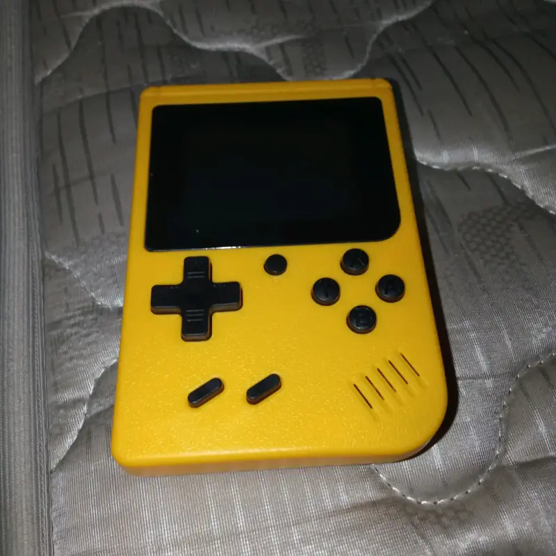 Consola portátil retro amarilla con juegos - 4