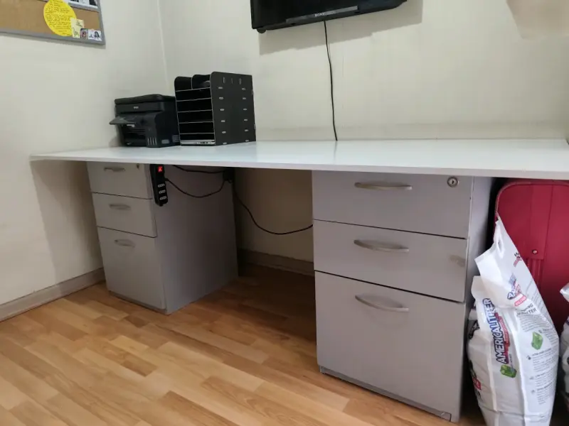 Escritorio de oficina con cajoneras - 2