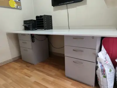 Escritorio de oficina con cajoneras - miniatura 2