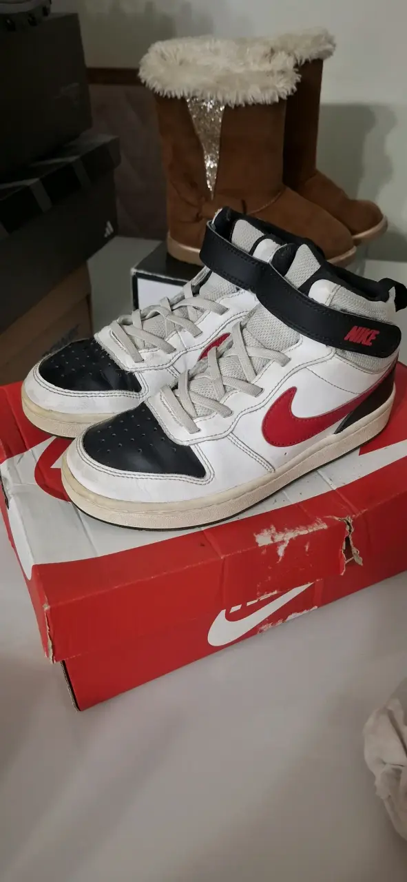 Zapatillas Nike blancas con detalles rojos