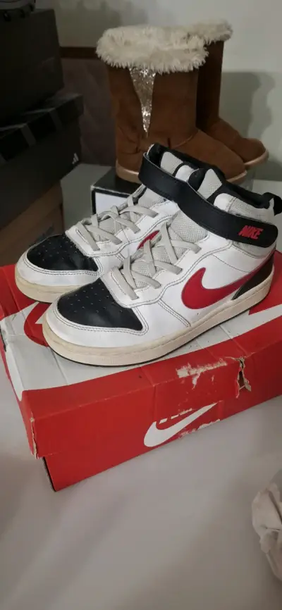 Zapatillas Nike blancas con detalles rojos - miniatura 1