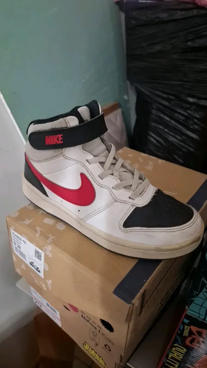 Zapatillas Nike blancas con detalles rojos - 2