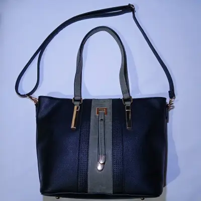 Cartera de cuero negro con detalles dorados - miniatura 1