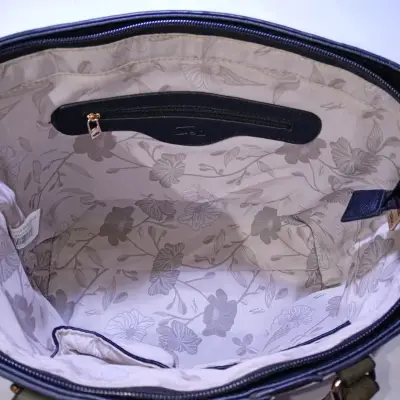Cartera de cuero negro con detalles dorados - miniatura 2