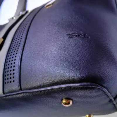 Cartera de cuero negro con detalles dorados - miniatura 3