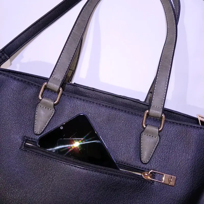 Cartera de cuero negro con detalles dorados - 4