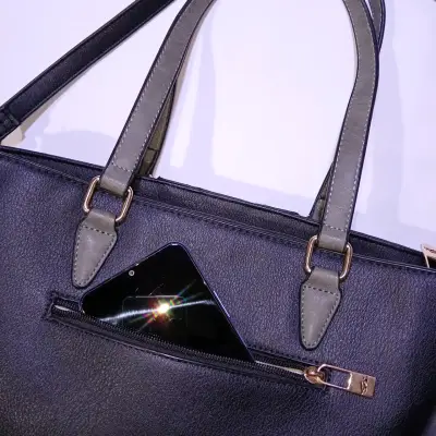 Cartera de cuero negro con detalles dorados - miniatura 4