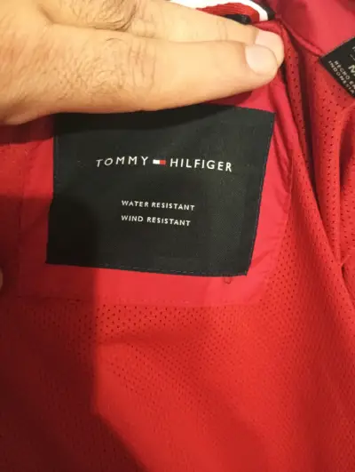 Chaqueta Roja Tommy Hilfiger. Talla M.sin uso. - miniatura 3