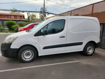 Furgoneta Peugeot Partner blanca en buen estado - miniatura 2