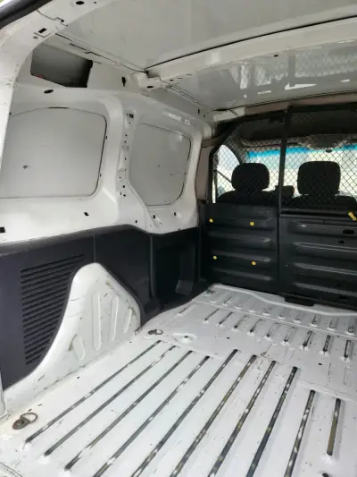 Furgoneta Peugeot Partner blanca en buen estado - miniatura 3