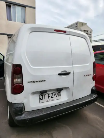 Furgoneta Peugeot Partner blanca en buen estado - miniatura 4