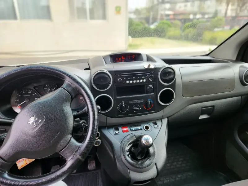 Furgoneta Peugeot Partner blanca en buen estado - 6