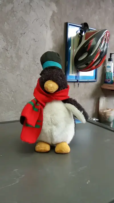 Peluche de pingüino con bufanda y gorro - miniatura 1