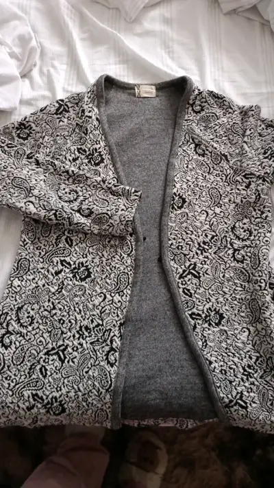Cardigan de lana estampado en blanco y negro - miniatura 1