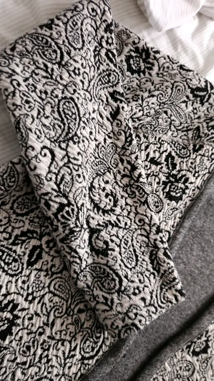 Cardigan de lana estampado en blanco y negro - 2