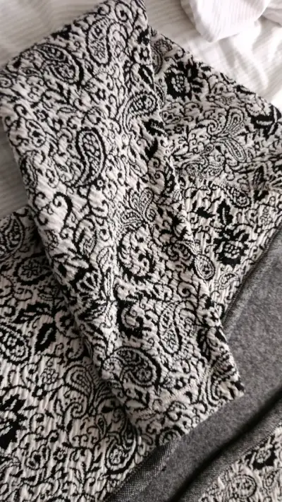 Cardigan de lana estampado en blanco y negro - miniatura 2