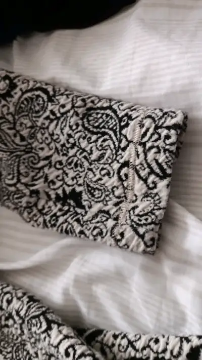 Cardigan de lana estampado en blanco y negro - miniatura 4