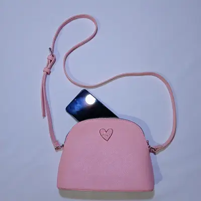 Cartera bandolera rosa con diseño de corazón - miniatura 1