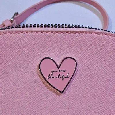 Cartera bandolera rosa con diseño de corazón - miniatura 2