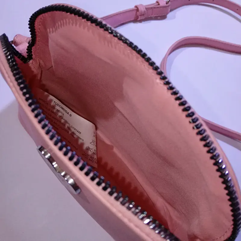 Cartera bandolera rosa con diseño de corazón - 3