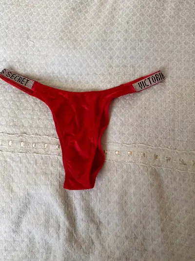 Tanga roja con cristales Victoria's Secret - miniatura 1