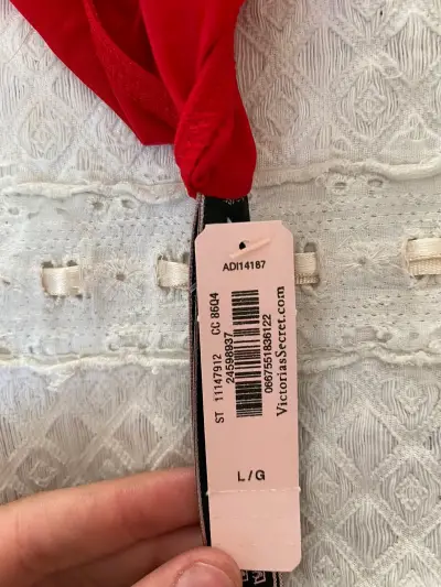 Tanga roja con cristales Victoria's Secret - miniatura 2
