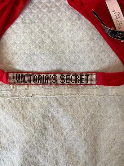Tanga roja con cristales Victoria's Secret - miniatura 3