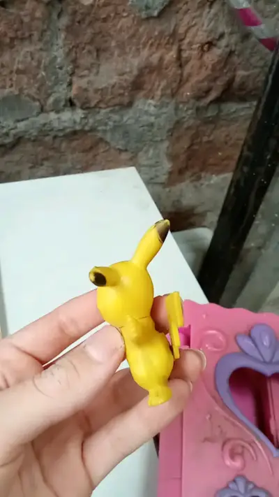 Figura de Pikachu de colección amarilla - miniatura 1